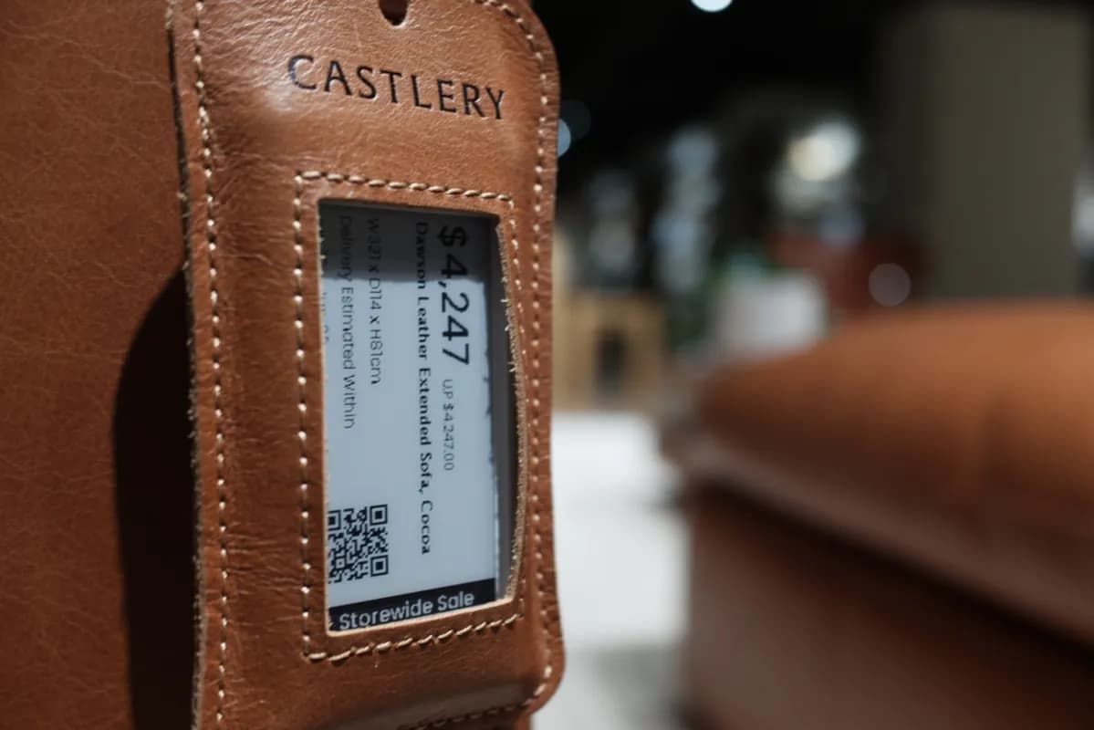 Étiquette électronique intégrée à une étiquette en cuir dans un magasin de mobilier