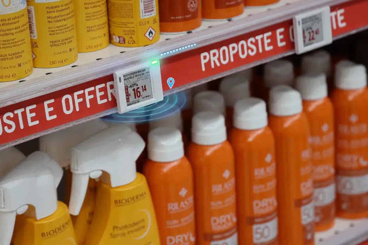 Étiquette électronique en rayon parapharmacie signalée par un repère de localisation