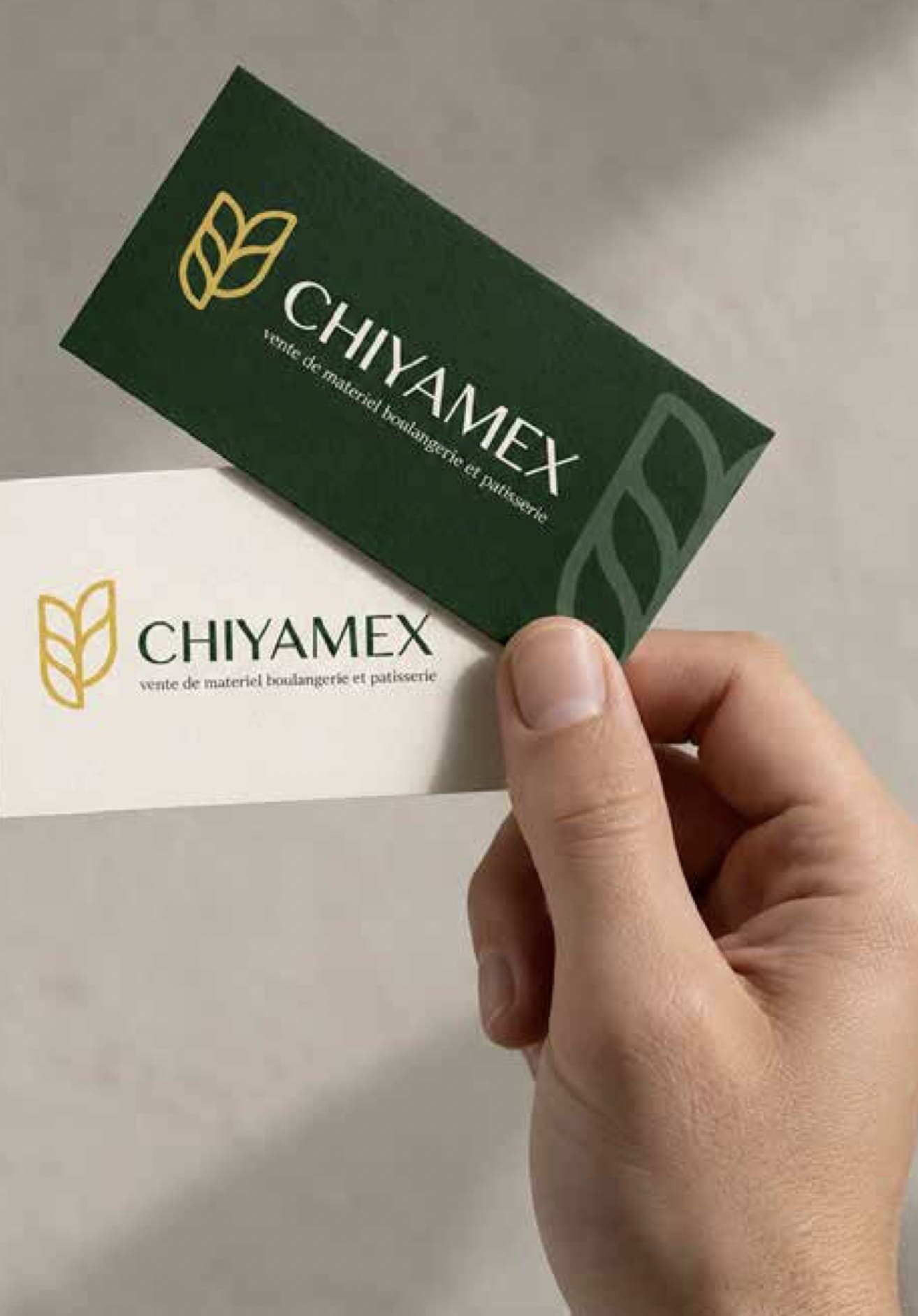 Carte de visite CHIYAMEX en main