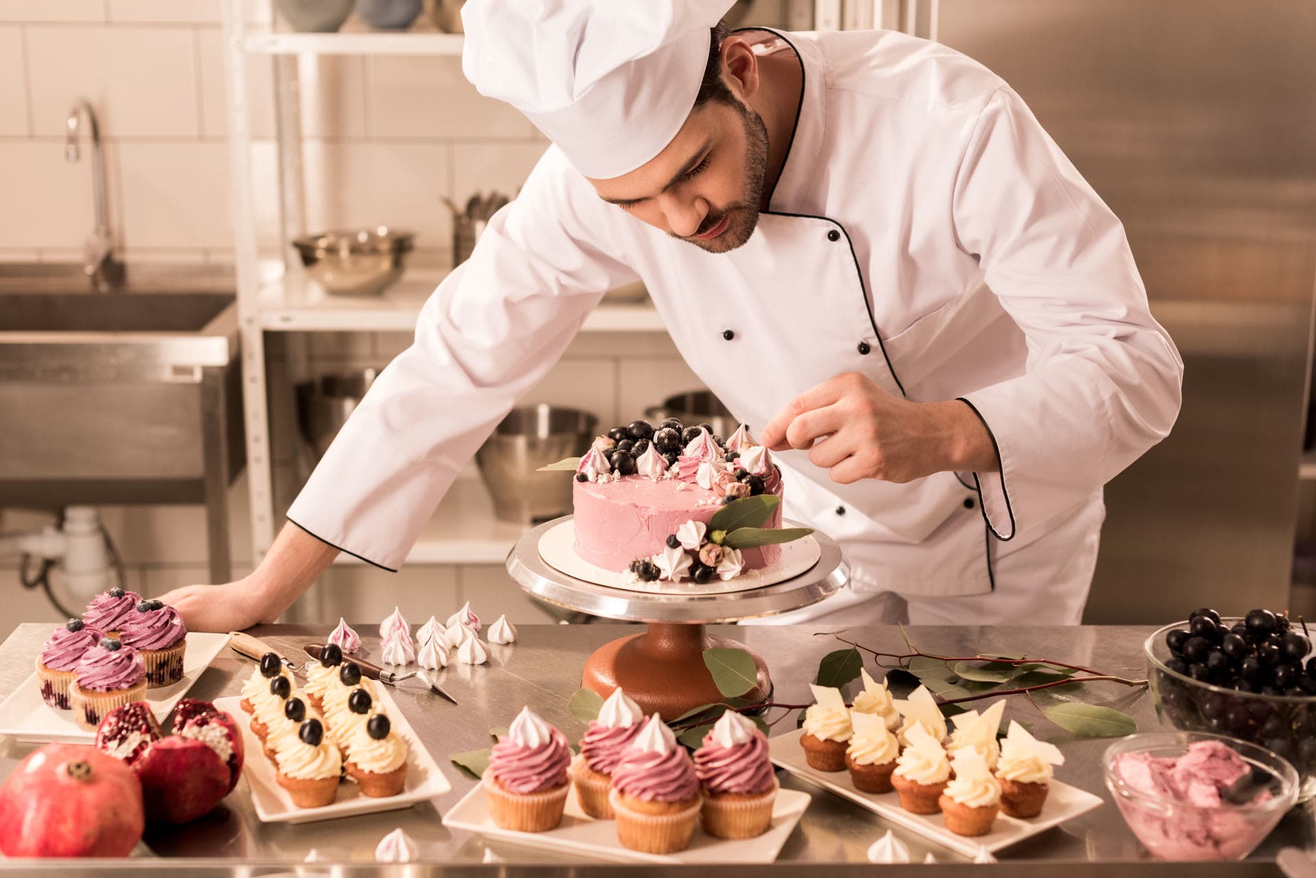Chef pâtissier en cuisine professionnelle